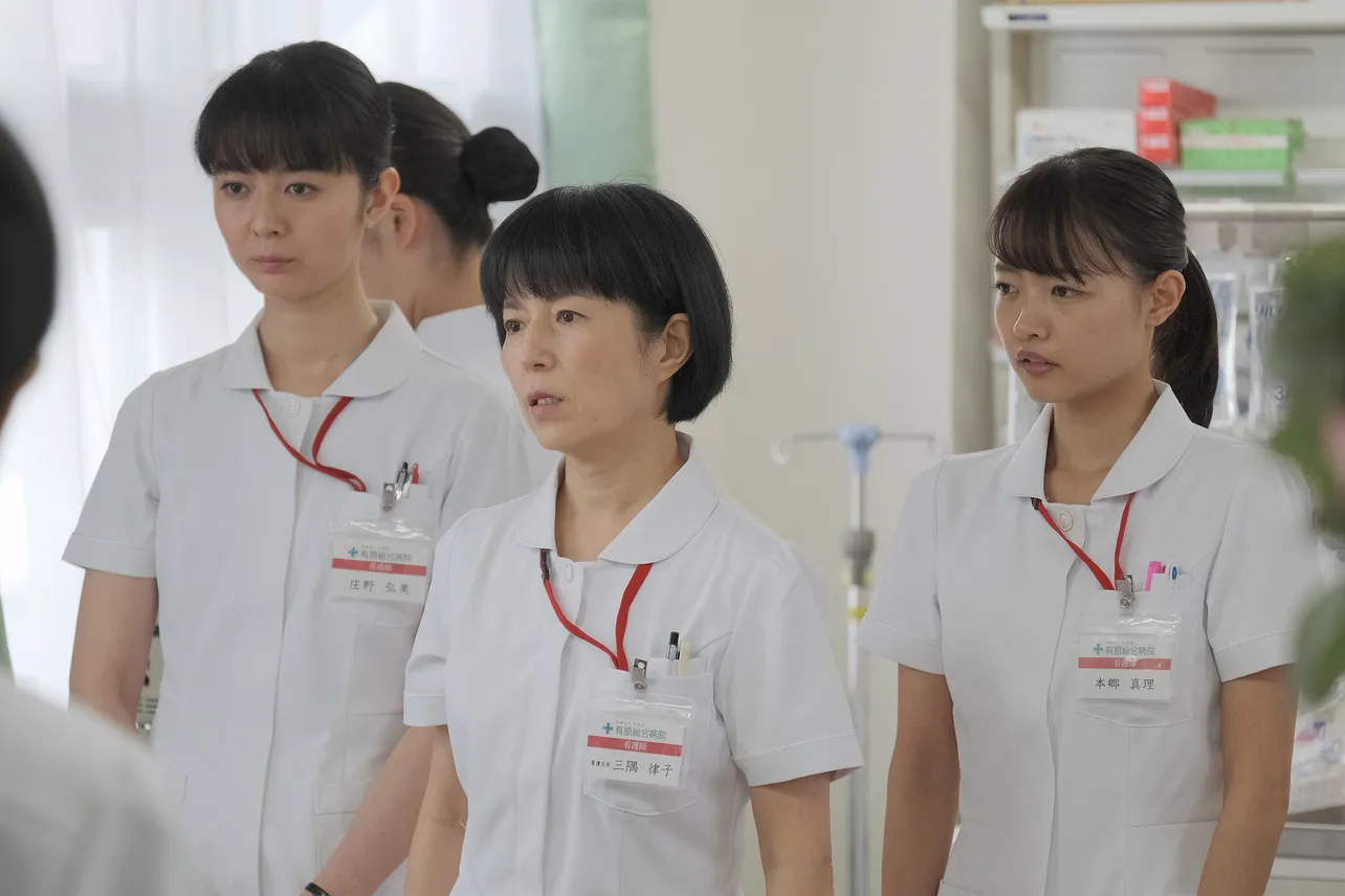 磯野貴理子は、内科看護主任の三隅律子を演じる(写真中央)