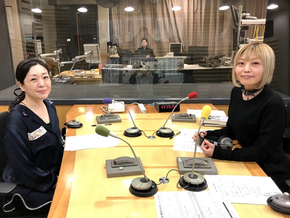 「書店員・新井のラジオ」を担当する書店員の新井見枝香と作家の村田沙耶香(写真右から)