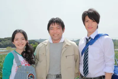「明日の光をつかめ2」に出演する（左から）小島藤子、渡辺いっけい、松下優也