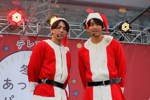 小野塚勇人と佐藤寛太がサンタ服でプレゼント メリークリスマス Webザテレビジョン