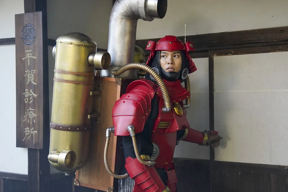 【写真を見る】萩原利久が演じるのは蒸気力甲冑を着けたヒーロー・佑太