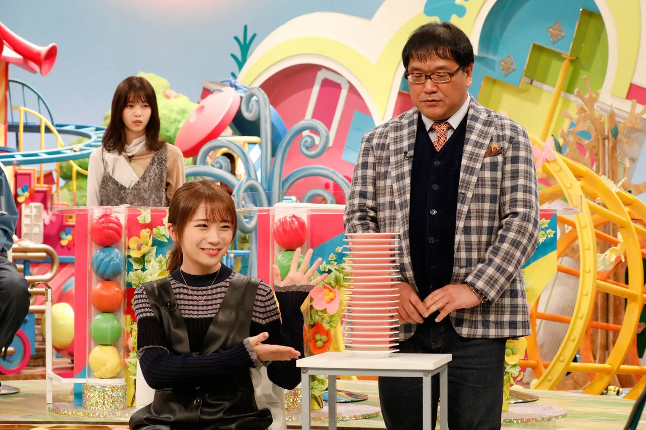 【写真を見る】秋元真夏(手前左)がスタジオで見せたスゴ技とは？