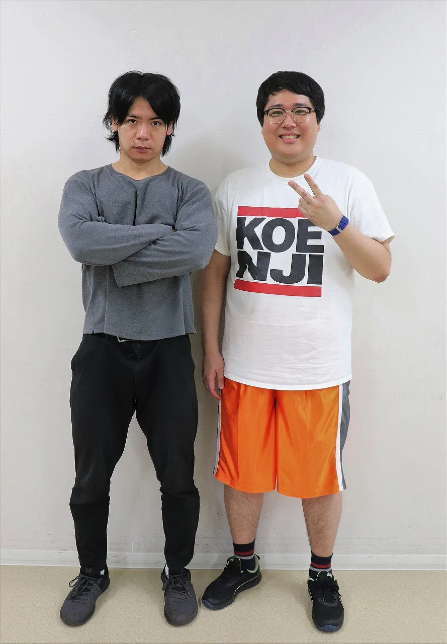 “プロゲーマーのポーズ”を披露した野田クリスタル(左)と、同じTシャツを何枚も持っていると明かした村上(右)
