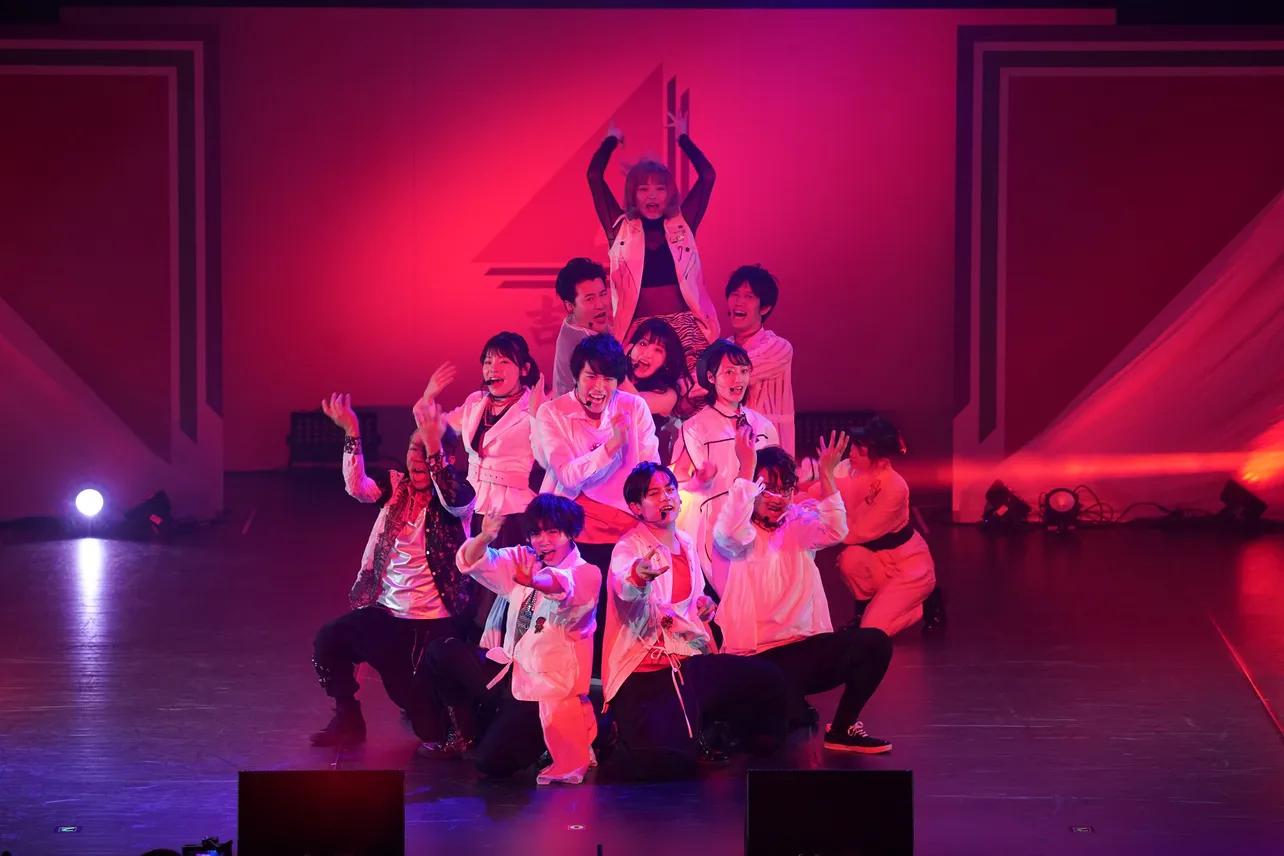 2019年12月27日に開催された「吉本坂46 誕生祭 1st Anniversary Live」にて、最新曲「不能ではいられない」を披露する吉本坂46・RED