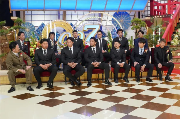 【写真を見る】2019年大活躍だったラグビー日本代表はスーツを着用して新年最初の「しゃべくり007」に登場