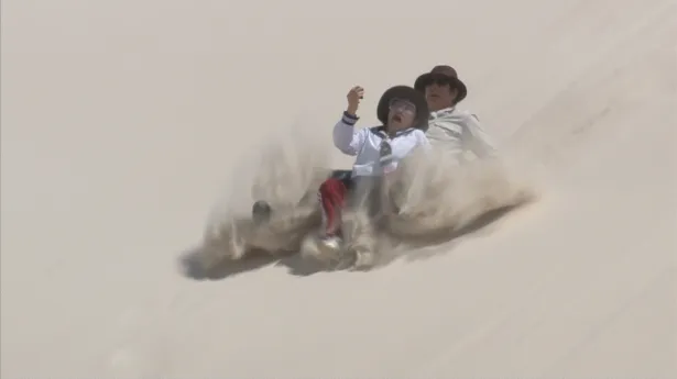 【写真を見る】イモトと草刈正雄は二人で砂漠のソリにチャレンジ！