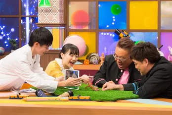 サンドウィッチマンは“逃げた挙句に食べられてしまう恐竜役”に!「恐竜YouTuber博士ちゃん」と動画撮影