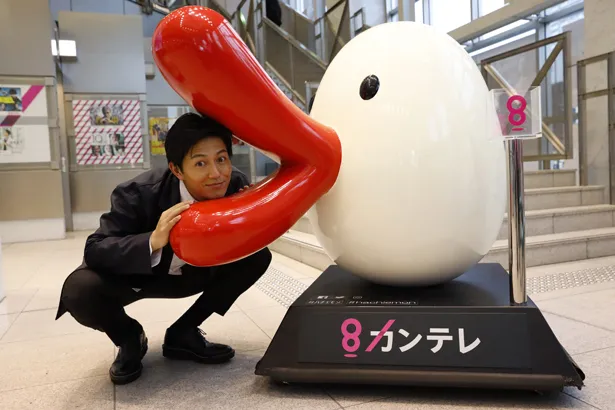【写真を見る】工藤阿須加、カンテレのマスコットキャラクター・ハチエモンに食べられてしまう？