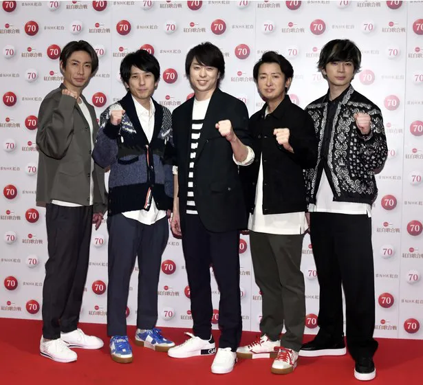 【写真を見る】嵐、5人でニッコリ笑顔SHOT！