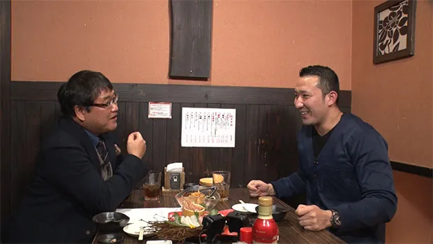 【写真を見る】カンニング竹山と井上元コーチが、飲食店で対面