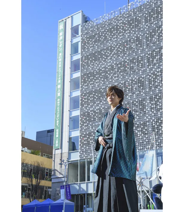 東京・おかちまちパンダ広場前の松坂屋 上野店には、新浜の新人賞受賞を記念した懸垂幕が