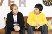 【写真を見る】DISH//メンバーの仲良しショット満載、こちらは泉大智(左)と北村匠海(右)