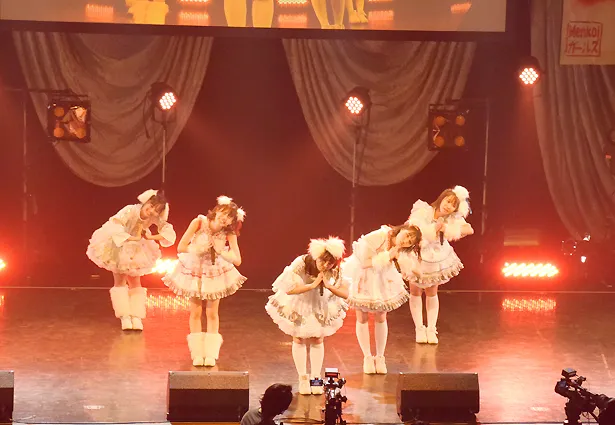 「OIDEMASE!!～極楽～」でFES☆TIVEライブの名物、メンバーとファンによる“横移動”パフォーマンスを見せ、ステージを締めくくった