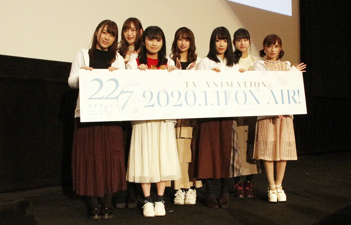 アニメ「22/7」のイベントに登壇した帆風千春、天城サリー、西條和、白沢かなえ、河瀬詩、海乃るり、宮瀬玲奈(左から)