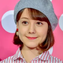 トリンドル玲奈、完璧な“超絶美脚”にファン絶賛!「美しい…」「映画のワンシーンのよう」