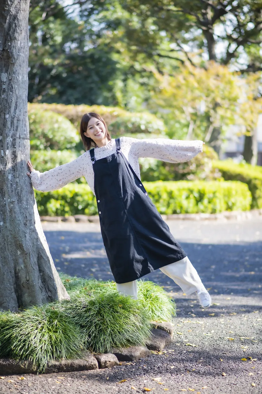 【写真を見る】無邪気なポーズを決める天真らんまんな芳根京子ほか、衣装チェンジVer.も