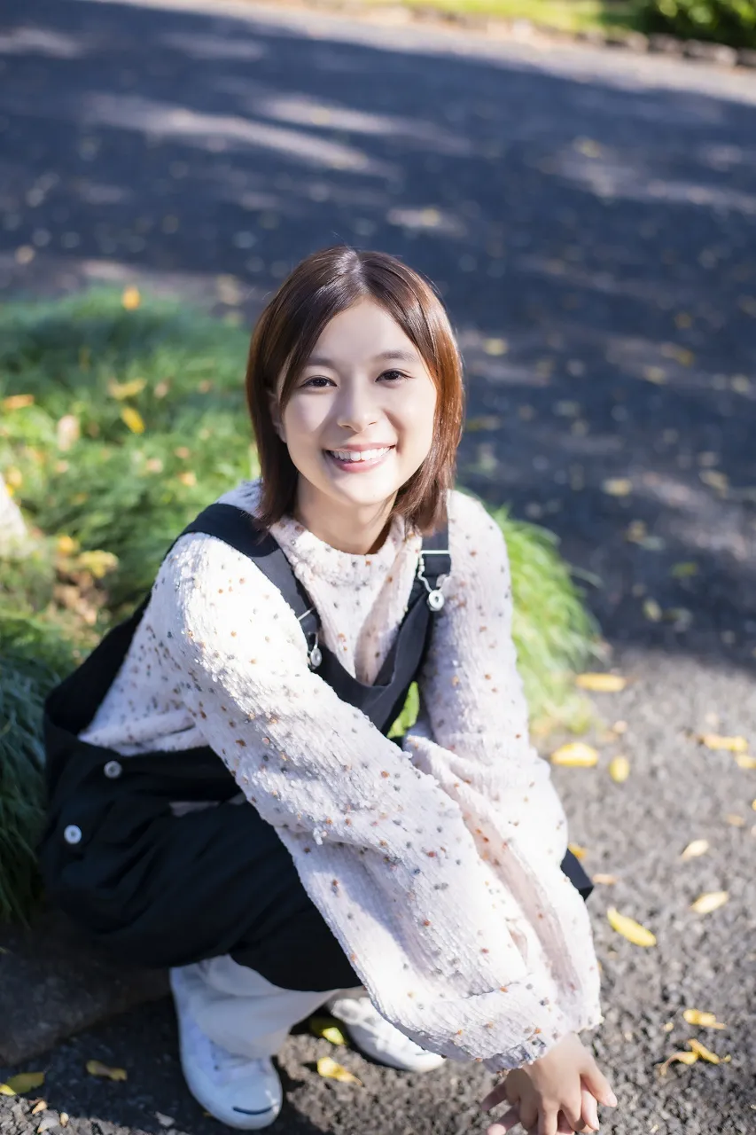 「出演のお話を頂いてとてもうれしかったです」を笑顔を見せる芳根京子