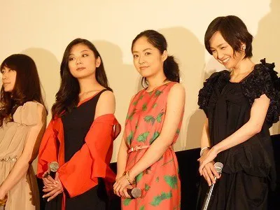 画像・写真 美しいドレスを身にまとった井上真央、永作博美らが「八日目の蝉」舞台あいさつに登場(1/5) | WEBザテレビジョン