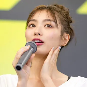 内田理央、“大胆な胸元”SHOTに絶賛の声「セクシーすぎる…」「鬼カワ!!」