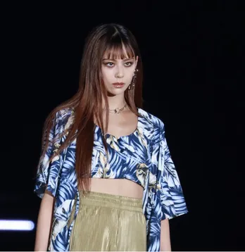 西内まりや、“クルクルヘア×メガネ”のキュートSHOTが話題！「たまらん」「いつもと印象違う！」