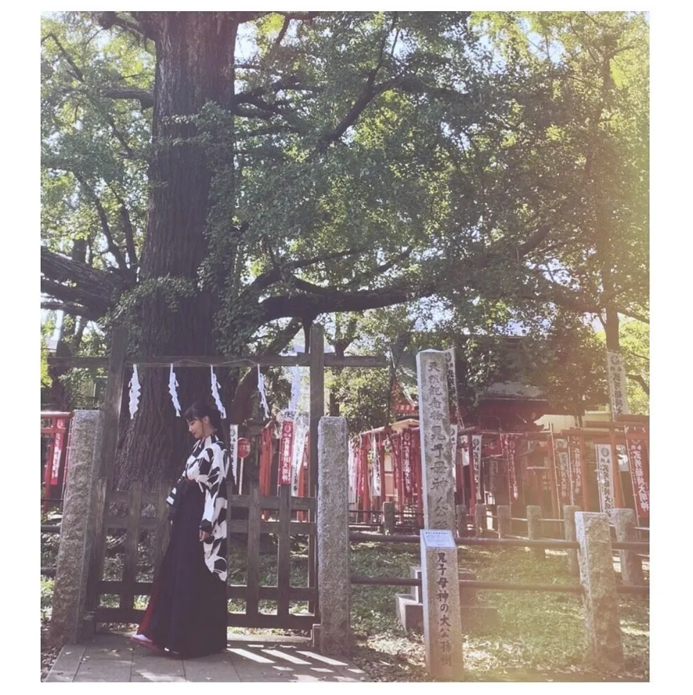 【写真を見る】東京の街を思うがままに散歩する大塚愛