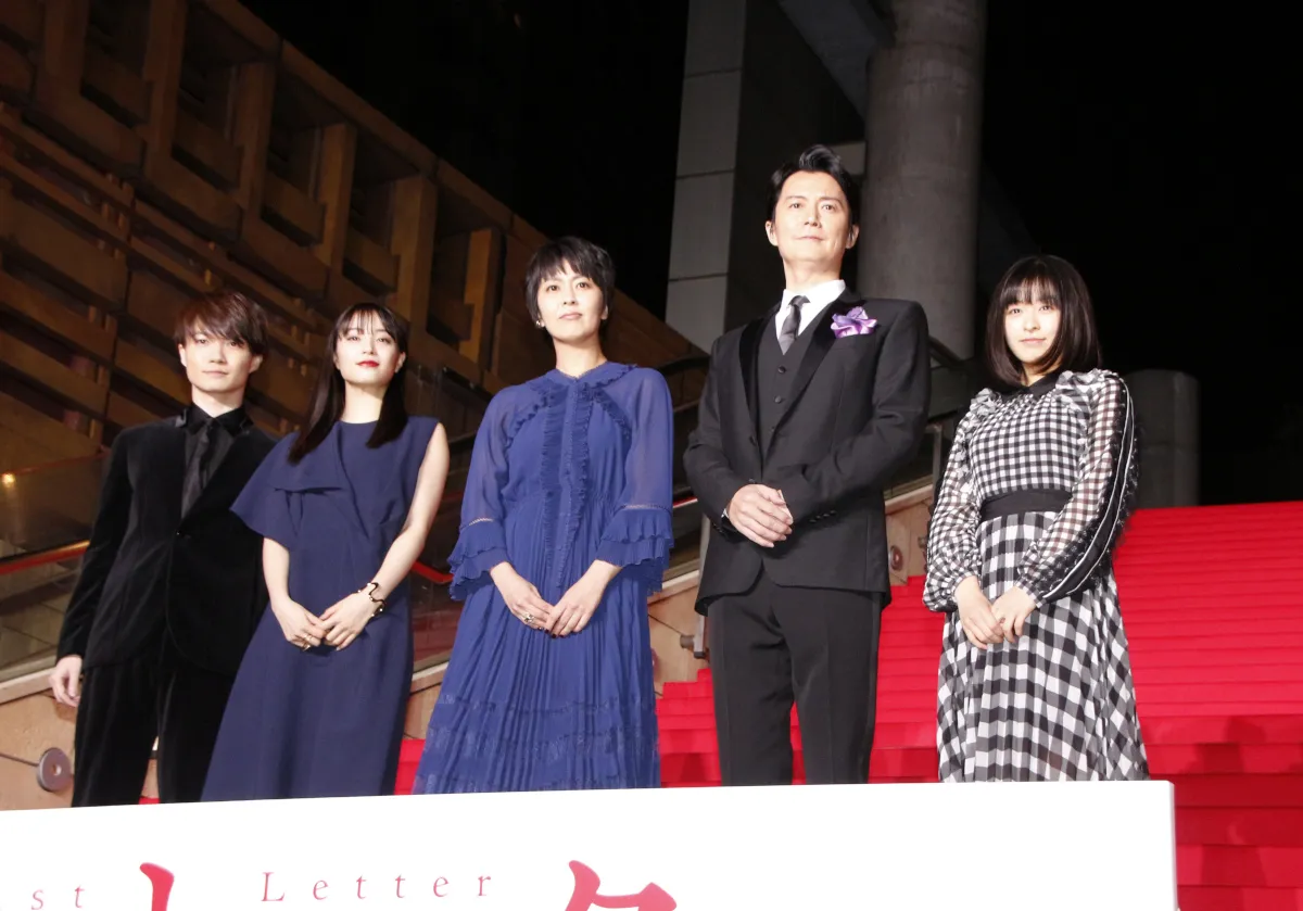 映画「ラストレター」レッドカーペットイベントに登壇した神木隆之介、広瀬すず、松たか子、福山雅治、森七菜(写真左から)