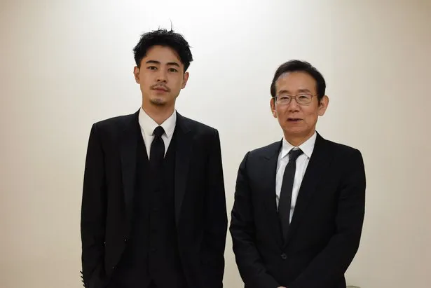 インタビューに応じた成田凌と周防正行監督(写真左から)