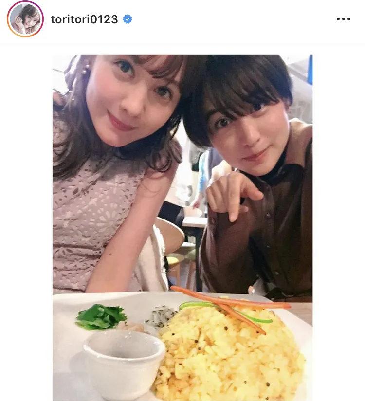 【写真を見る】癒される…！山本美月＆トリンドル玲奈の“仲良し”2SHOT　(他、話題のスーツSHOTなど9枚)