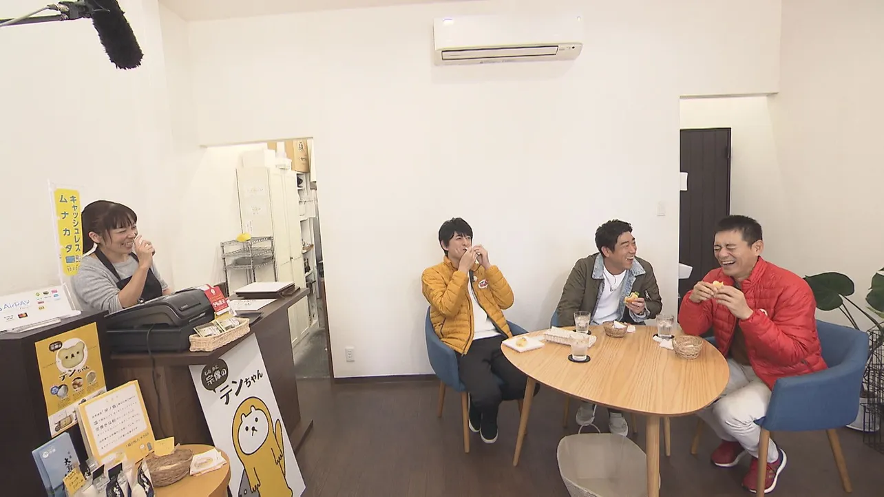 【写真を見る】声を掛けられ入店したカフェで出会った、3人を圧倒するほどのハイテンション店員