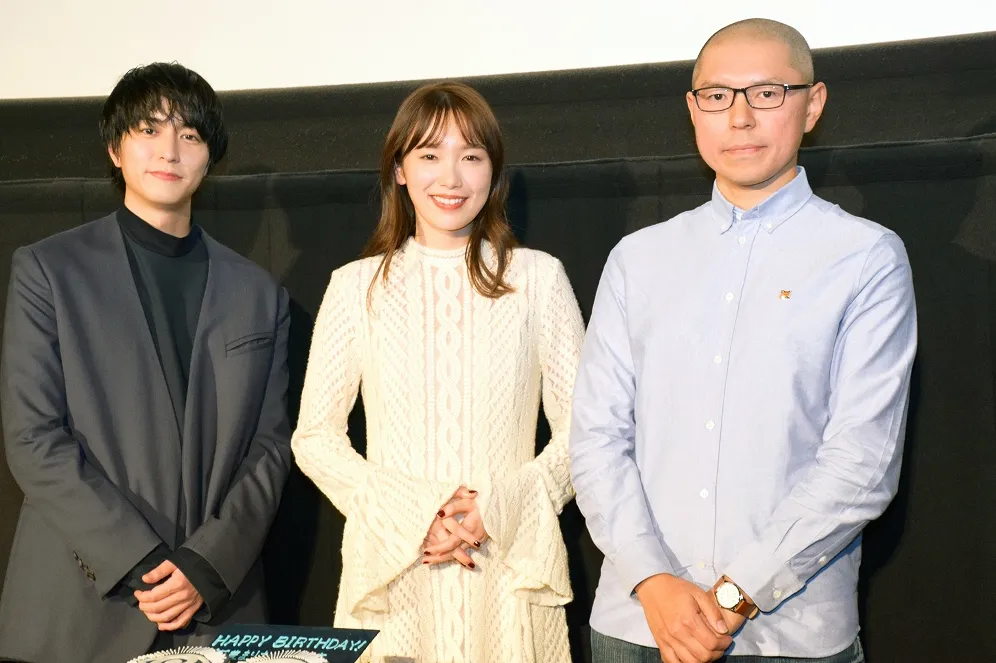 映画「シライサン」で主演を務める飯豊まりえ(中央)と、稲葉友(左)、安達寛高監督(右)