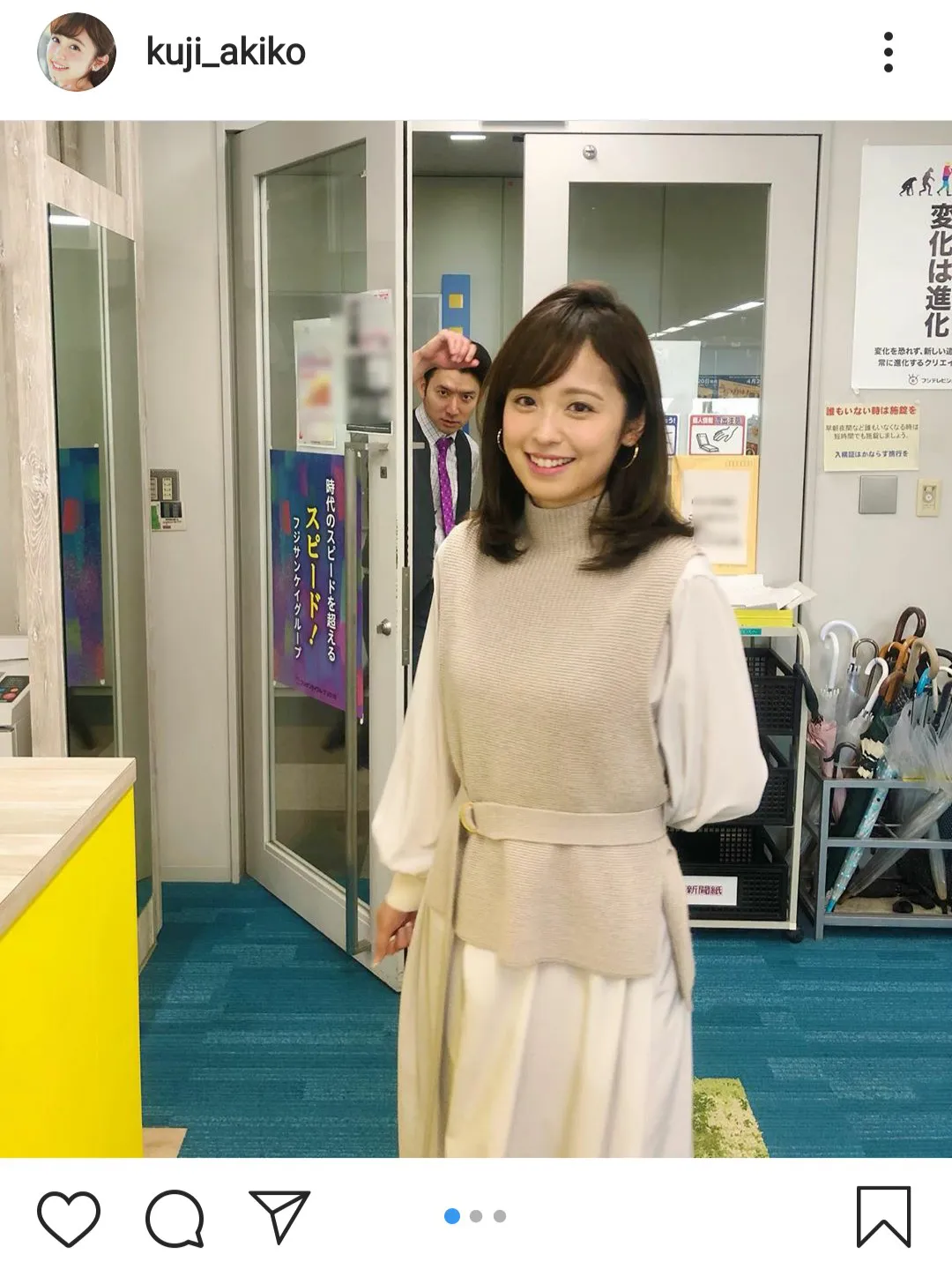 【写真を見る】久慈暁子アナの衣装SHOTの後ろに生田竜聖アナが！