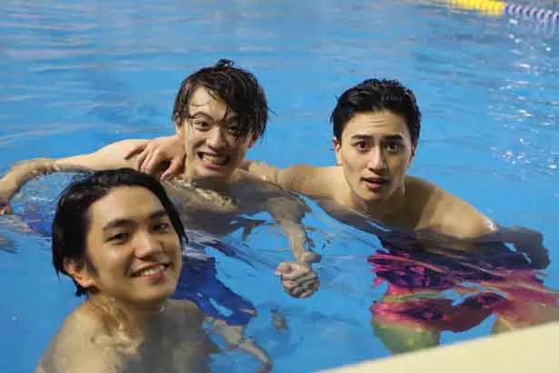 Aぇ! groupの正門良規、小島健、福本大晴が“古式泳法”に挑戦