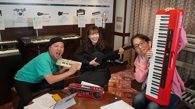 【写真を見る】さまざまなCASIOの電子楽器を手にしたマキタスポーツ、スージー鈴木、酒井瞳