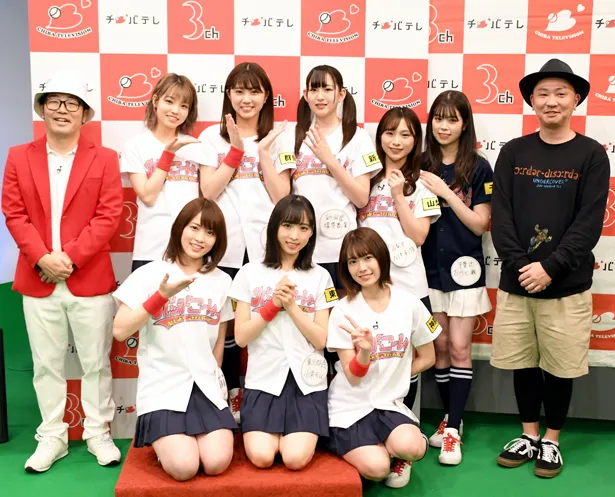 AKB48・チーム8関東メンバーの冠番組「AKB48チーム8のKANTO白書 バッチこーい！」でMCを務める鈴木拓(写真左端)と千葉晃嗣ディレクター(同右端)