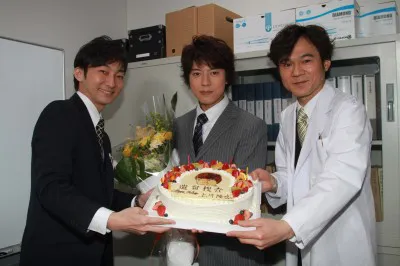 バースデーケーキを前に笑顔を見せる波岡一喜、上川隆也、甲本雅裕（写真左から）