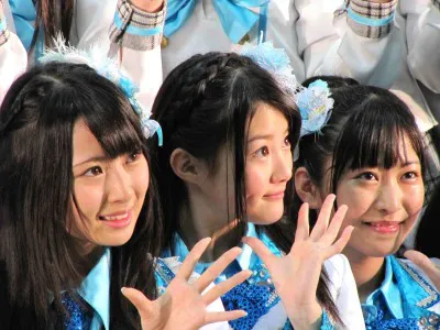 ファンの声援に笑顔で手を振る高柳明音、木本花音、向田茉夏（写真左から） 