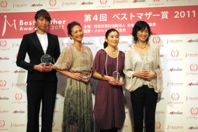 ベストマザー賞を受賞した山本愛、清原亜希、石田ひかり、今井美樹（写真左から）