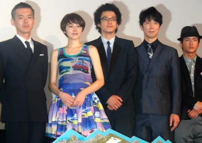 映画「岳」の初日舞台あいさつに出席した渡部篤郎、長澤まさみ、小栗旬、佐々木蔵之介、石田卓也（写真左から）