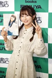 ロン・モンロウ「男性に見られるのは恥ずかしい…」制服＆水着姿を披露