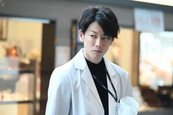 「佐藤健」トレンド入り！ドS医師の“魔王”役に「ハマリ役キター!!」の声＜恋はつづくよどこまでも＞