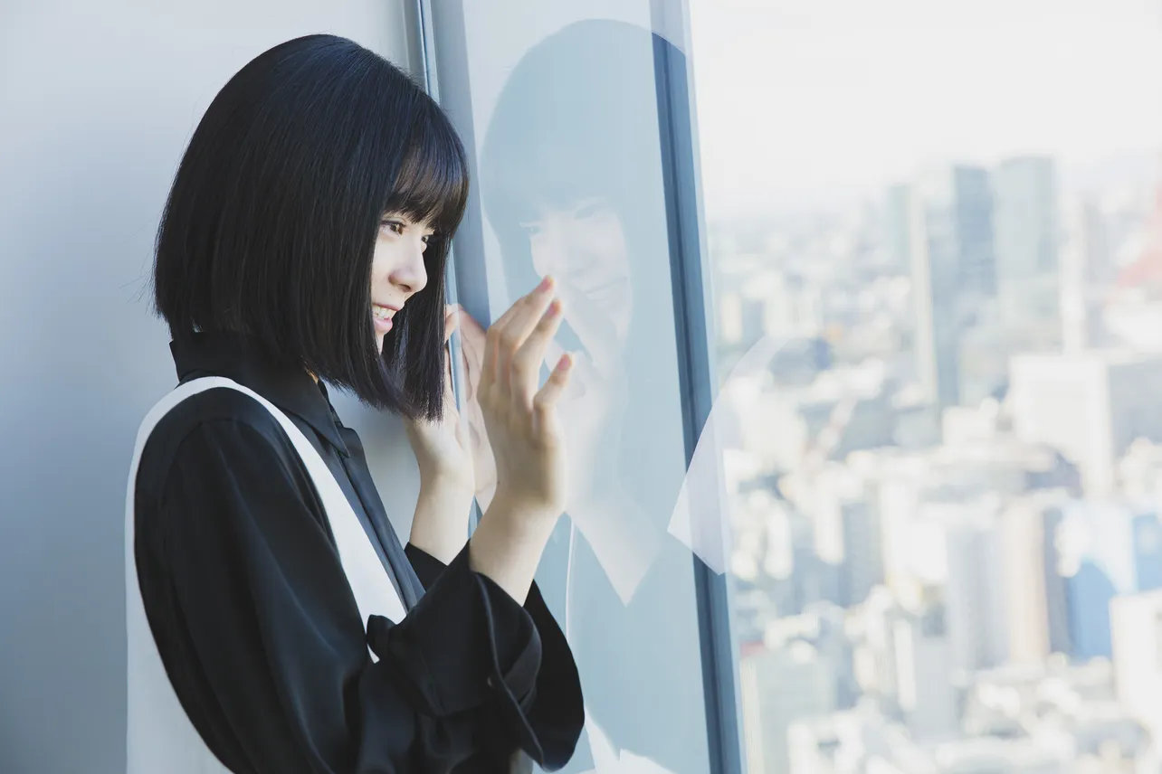 窓からの景色を楽しむ吉田美月喜