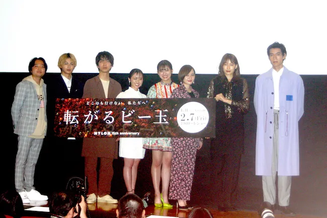 吉川愛、萩原みのり、今泉佑唯がメインキャストを務める映画「転がるビー玉」の完成披露舞台あいさつが行われた