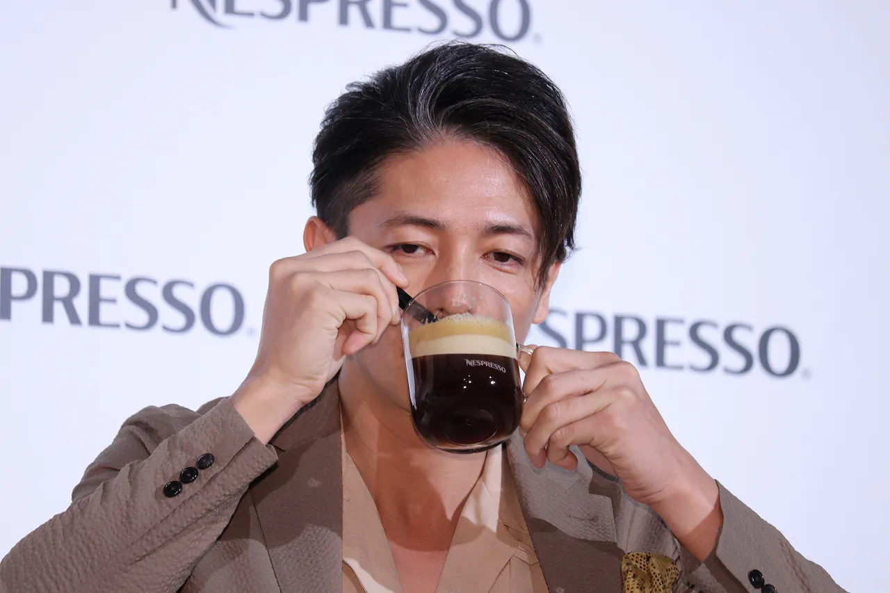 コーヒーの香りを楽しむ玉木宏