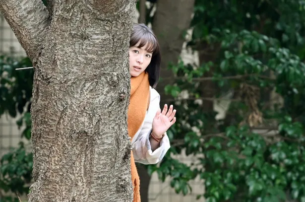レン(清野菜名)はキャンパスで直輝(横浜流星)を見つけ木に隠れながら直輝に手を振る(他、先行カットあり)