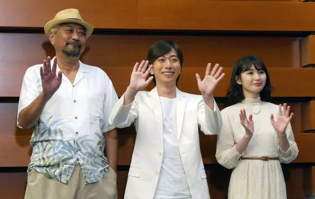 囲み取材に登場したブラザートム、河合郁人、井上小百合(写真左から)