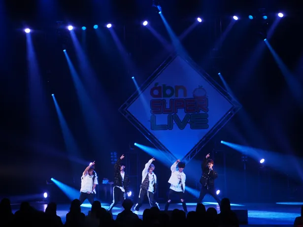 「abn SUPER LIVE 2019」でパフォーマンスを披露するDa-iCE