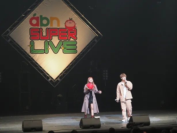 「abn SUPER LIVE 2019」でパフォーマンスを披露するまるりとりゅうが