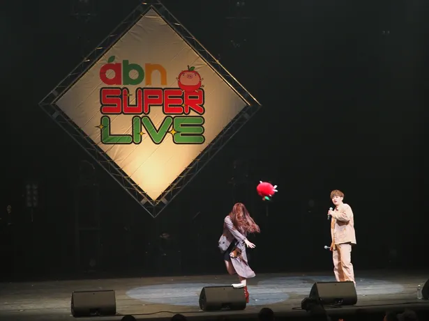 「abn SUPER LIVE 2019」でパフォーマンスを披露するまるりとりゅうが