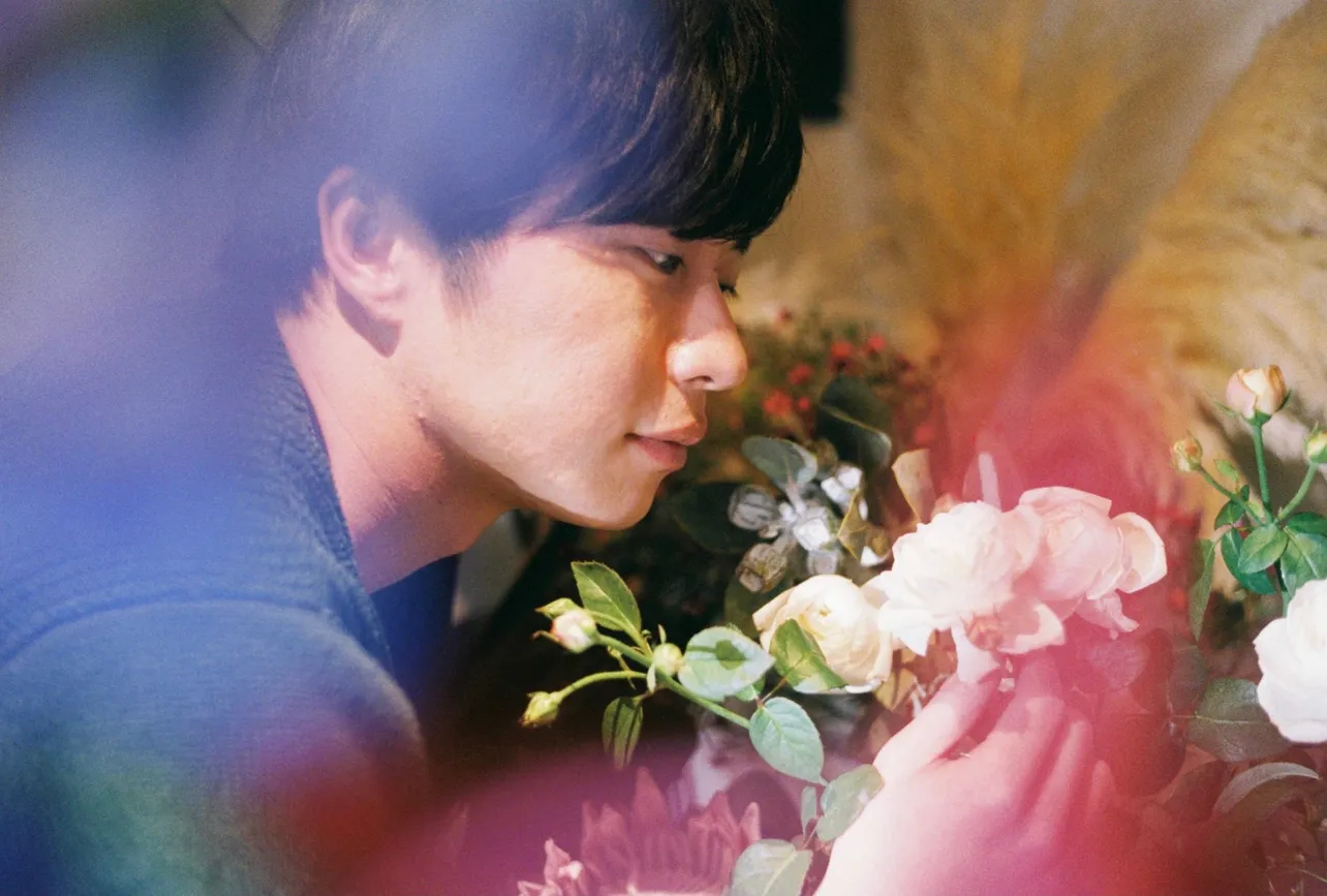 【写真を見る】花を選ぶ夏目誠一…穏やかな表情を見せる田中圭のシーンカットが到着！