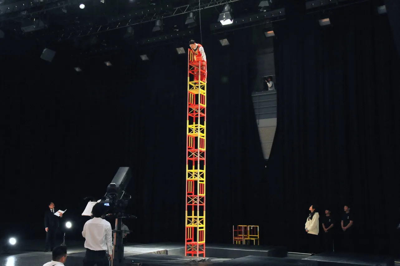 【写真を見る】驚きの高さまで椅子を積み上げる中国雑技団
